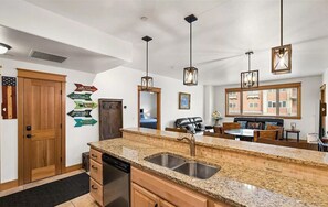 Interior - The Riverstone Riviera โ Affordable Mini-City Getaway in CDA (Coeur d`Alene)