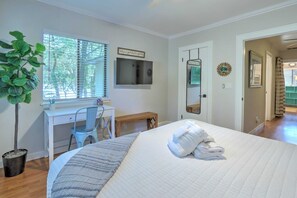 2 bedrooms, desk, iron/ironing board, travel cot - Steps to Beach-Hilton Head Condo-Pet Friendly (Hilton Head Island)