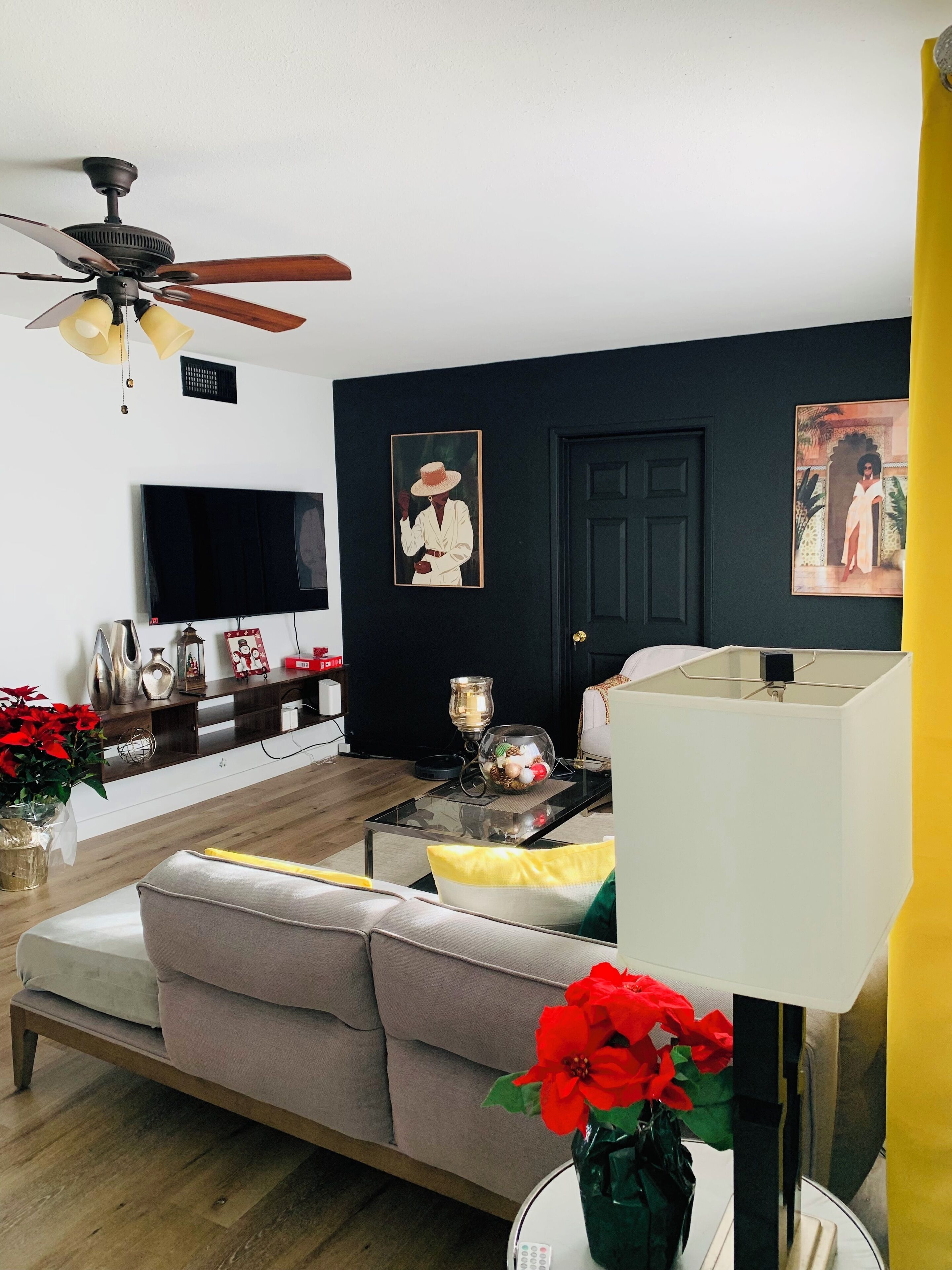 Una Smart TV, una chimenea