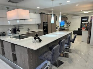 Kjøleskap, mikrobølgeovn og kaffetrakter/tekoker