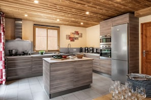 Fridge, microwave, oven, stovetop - Cosy Chalet Snow Mountain for 14 guests (Les Belleville)