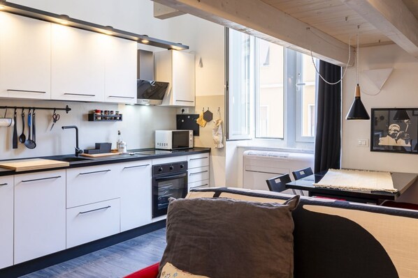 Réfrigérateur, micro-ondes, four, plaque de cuisson