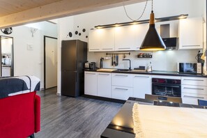 Refrigerador, microondas, horno, placa de cocina