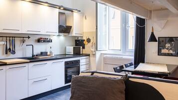 Fridge, microwave, oven, stovetop