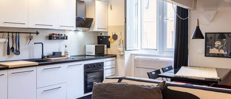 Kühlschrank, Mikrowelle, Ofen, Herdplatte