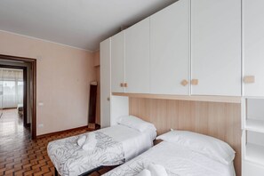 2 bedrooms, iron/ironing board, WiFi, bed sheets - GuestHost - Roomy apartment of 90 sqm located on the fourth floor of a building with elevator (some steps to access), can accommodate up to 7 people.The accommodation is located in a quiet and residential area, a few minutes from the bus stop that allows (Mestre)