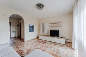 Living area - Roomy apartment of 90 sqm located on the fourth floor of a building with elevator (some steps to access), can accommodate up to 7 people.The accommodation is located in a quiet and residential area, a few minutes from the bus stop that allows you to reac (Mestre)