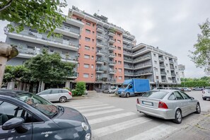 Exterior - GuestHost - Roomy apartment of 90 sqm located on the fourth floor of a building with elevator (some steps to access), can accommodate up to 7 people.The accommodation is located in a quiet and residential area, a few minutes from the bus stop that allows (Mestre)