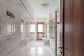 Shower, hair dryer, bidet, towels - GuestHost - Roomy apartment of 90 sqm located on the fourth floor of a building with elevator (some steps to access), can accommodate up to 7 people.The accommodation is located in a quiet and residential area, a few minutes from the bus stop that allows (Mestre)