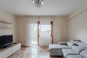 Living area - GuestHost - Roomy apartment of 90 sqm located on the fourth floor of a building with elevator (some steps to access), can accommodate up to 7 people.The accommodation is located in a quiet and residential area, a few minutes from the bus stop that allows (Mestre)