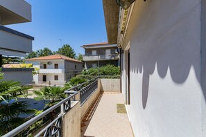 Property grounds - GuestHost - Nice 80 sqm apartment on two levels, perfect for 2 people, located on the first floor of a semi-detached house WITHOUT a lift (stairs to access it). The accommodation is located in San Martino, a quiet and peaceful neighborhood where you can  (Pescara)
