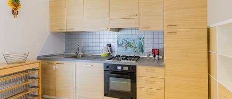 Een koelkast, een oven, een kookplaat, een vaatwasser