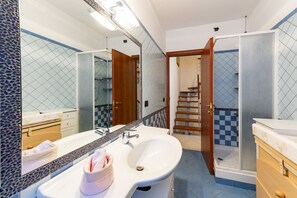 Shower, hair dryer, bidet - GuestHost - Nice 80 sqm apartment on two levels, perfect for 2 people, located on the first floor of a semi-detached house WITHOUT a lift (stairs to access it). The accommodation is located in San Martino, a quiet and peaceful neighborhood where you can  (Pescara)