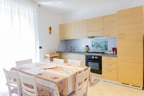 Een koelkast, een oven, een kookplaat, een vaatwasser