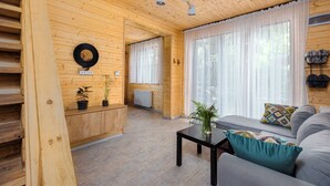 Un interior de madera con un sofá, una mesa y un radiador.