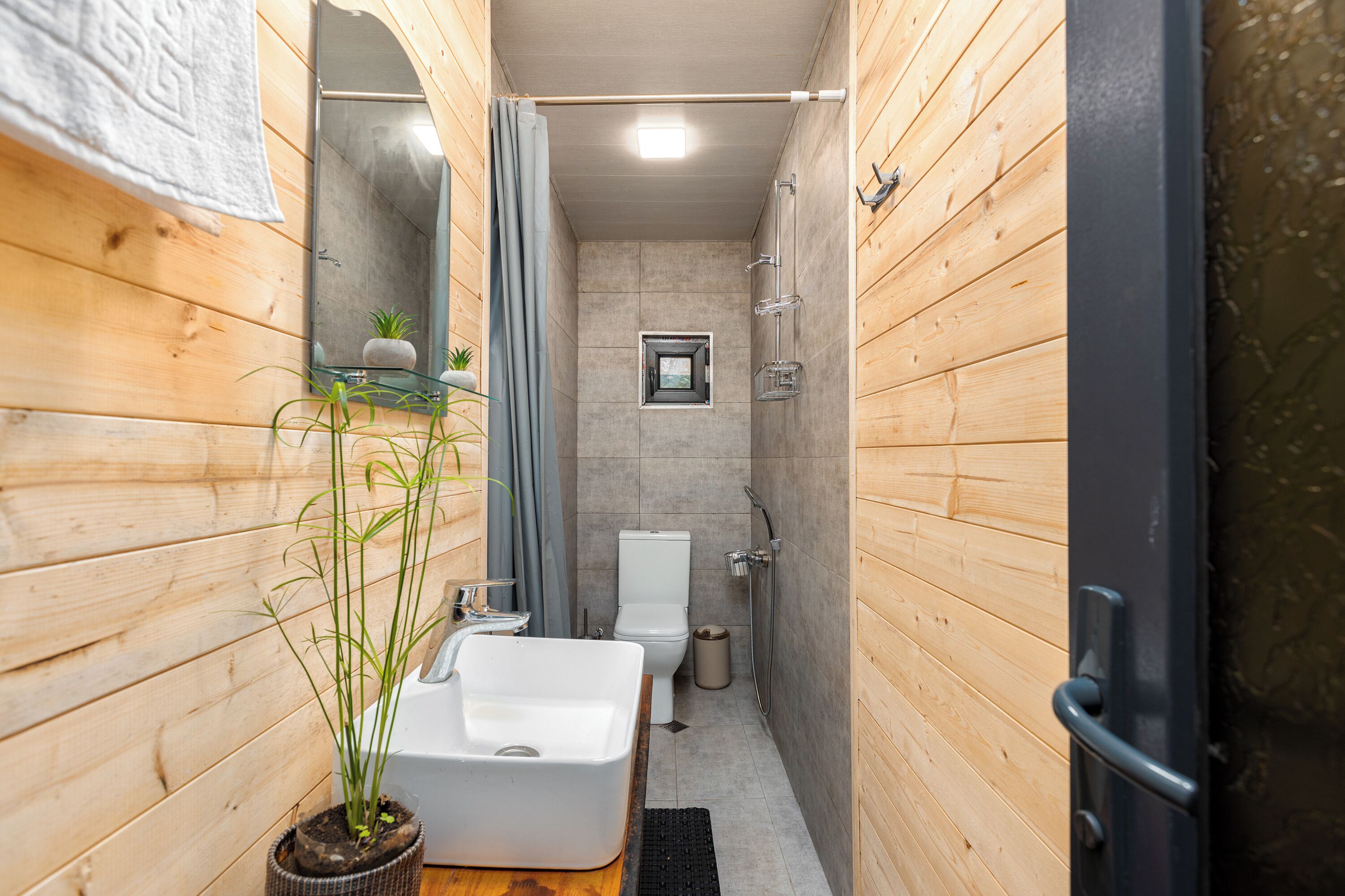 Douche, sèche-cheveux, bidet, serviettes fournies