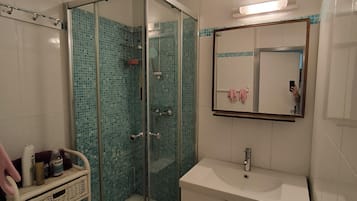 Douche, serviettes fournies, savon, shampoing