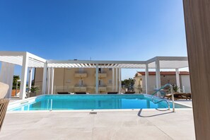 Front of property - Exclusive villa M apartments (Baska Voda)