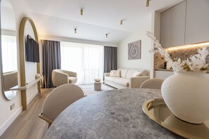 Căn hộ tiện nghi đơn giản, ban công, quang cảnh biển | Bộ trải giường bằng vải cotton Ai Cập, bộ đồ giường cao cấp