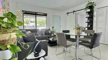 Rumah, 4 kamar tidur, patio, pemandangan kebun | Ruang keluarga