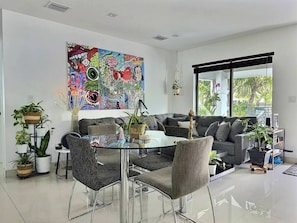 Maison, 4 chambres, patio, vue sur le jardin | Salle de séjour