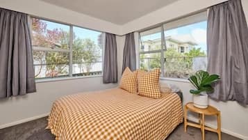 2 habitaciones, tabla de planchar con plancha, wifi y ropa de cama