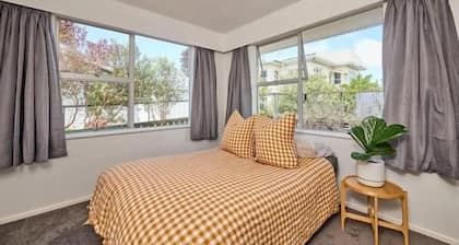Central Location | Mountain Views | Warm - KK5436, Central Location | Mountain Views | Sunny