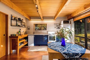 Jääkaappi, mikroaaltouuni, uuni, liesi