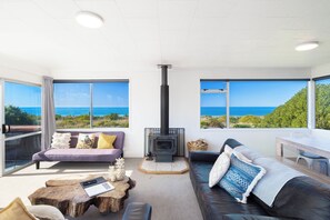 Una televisión, una chimenea, una mesa de tenis de mesa