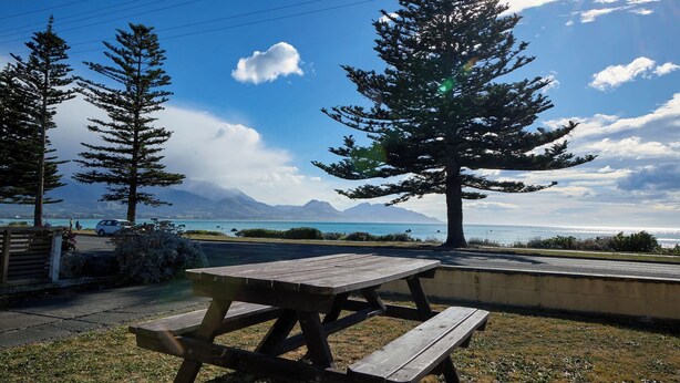 Un tavolo da picnic con vista su una montagna e un lago.