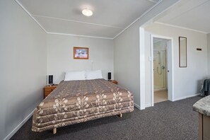 WiFi, bed sheets - Waterfront | Handy Location | Affordable | Unit 6 - KK61646 (Kaikoura)
