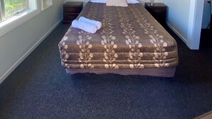 2 bedrooms, WiFi (free), bed sheets - Waterfront | Handy Location | Affordable | Unit 7 - KK41647 (Kaikoura)