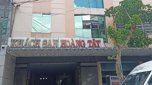 A building with a sign reading "KHÁCH SÀN HOÀNG TÂY". - Hoang Tay 1 Hotel by Bay Luxury (Ho Chi Minh City)