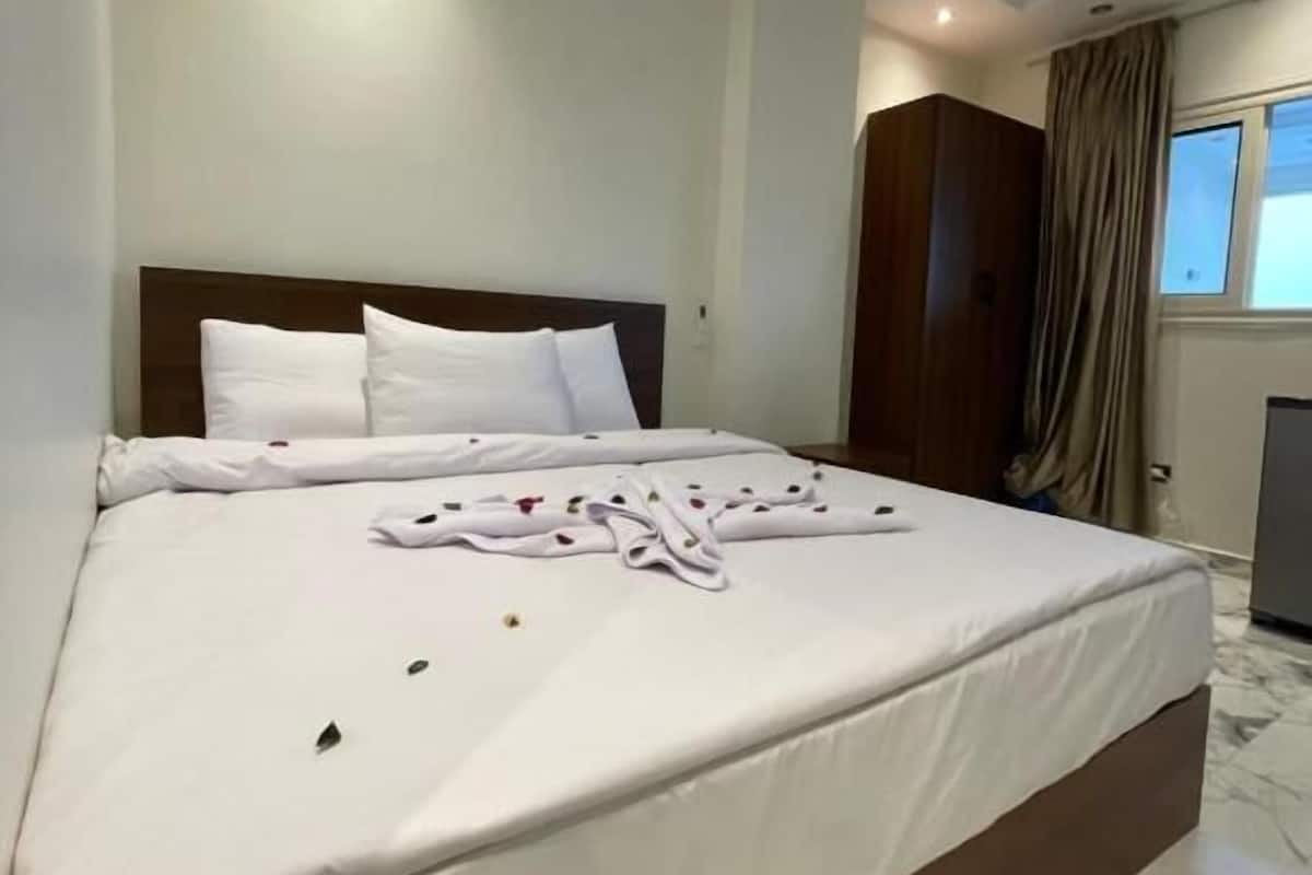 Minibar, in-room safe, soundproofing, iron/ironing board