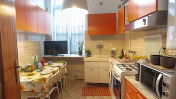 Tủ lạnh, lò vi sóng, bếp nấu, dụng cụ pha cà phê/trà