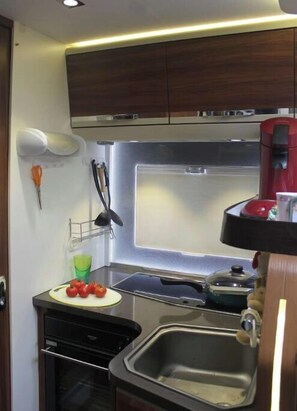 Kühlschrank, Mikrowelle, Ofen, Herdplatte