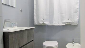 Haartrockner, Bidet, Handtücher, Seife