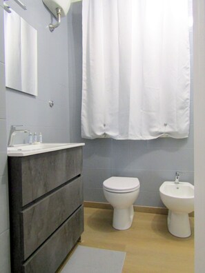 Sèche-cheveux, bidet, serviettes fournies, savon