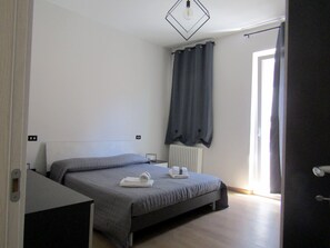 2 chambres, fer et planche à repasser, Wi-Fi, draps fournis