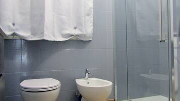 Asciugacapelli, bidet, asciugamani, sapone