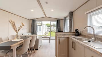 Køleskab, mikrobølgeovn, kogeplade, kaffe-/temaskine