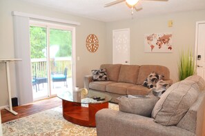 Living area - Relaxing Retreat: 2-bedroom apartment in superb Enterprise highspeed internet (Enterprise)