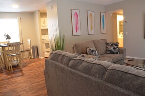 Living area - Relaxing Retreat: 2-bedroom apartment in superb Enterprise highspeed internet (Enterprise)