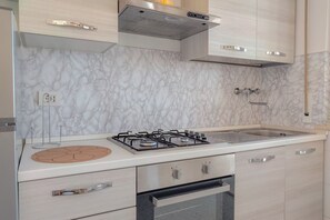 Un four, surface de cuisson