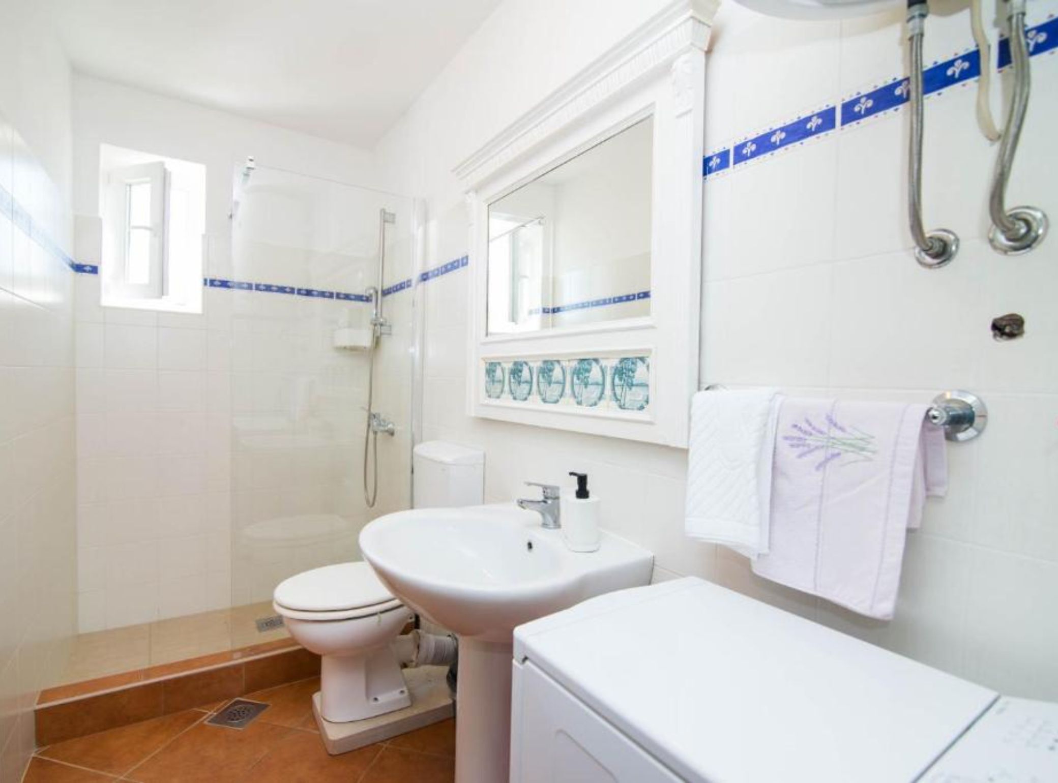 Appartement (2 Bedroom) | Badkamer | Een douche, handdoeken