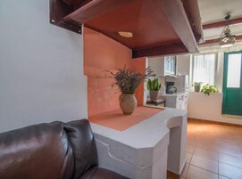 公寓 (2 Bedroom) | 客厅 | 32-英寸纯平电视（配备卫星频道）