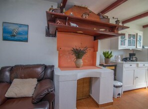 Apartment (Apartment with Balcony) | Wohnzimmer | 32-Zoll-Flachbildfernseher mit Satellitenempfang