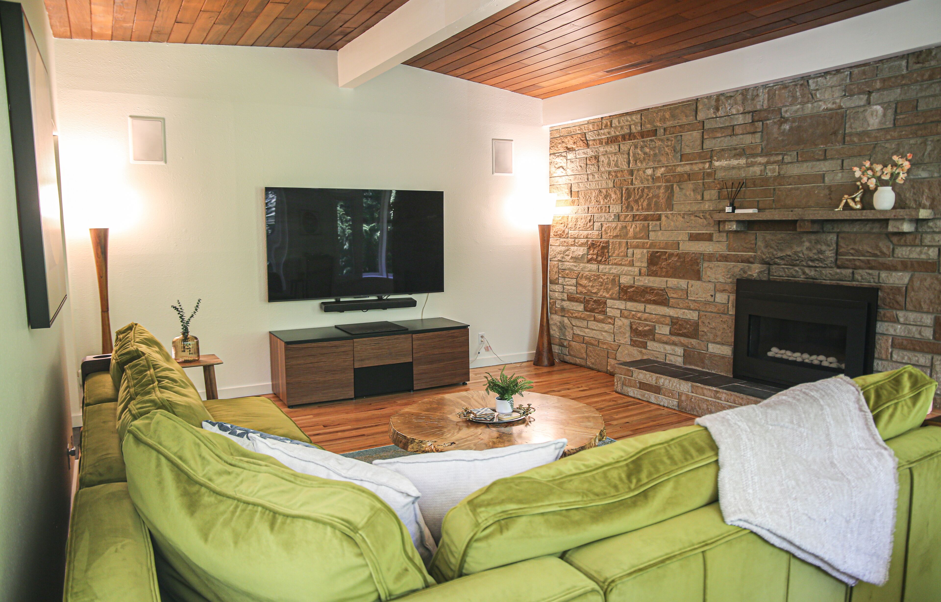 Smart-TV, peis, bøker og musikkbibliotek