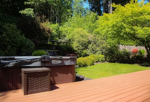 Property grounds - Serene Mid-Century Retreat (Shoreline)