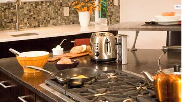 Coffee/tea maker, fridge, microwave, oven